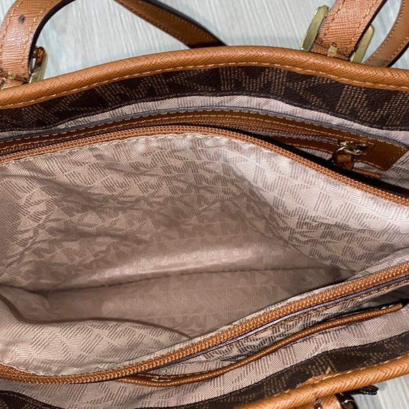 ✨Like New✨ Michael Kors Jet Set Snap Pocket Medium Tote- Brown - Picture 11 of 12